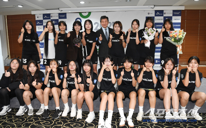 Lower the defensive line like an elite player → I want to do it in high school, too. Soccer girls who really found fun on the ground