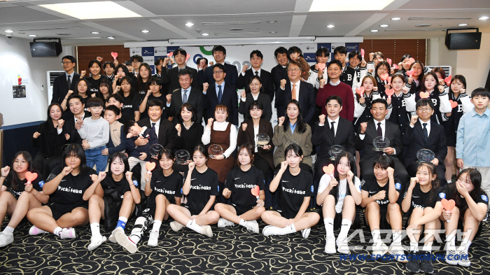 Lower the defensive line like an elite player → I want to do it in high school, too. Soccer girls who really found fun on the ground