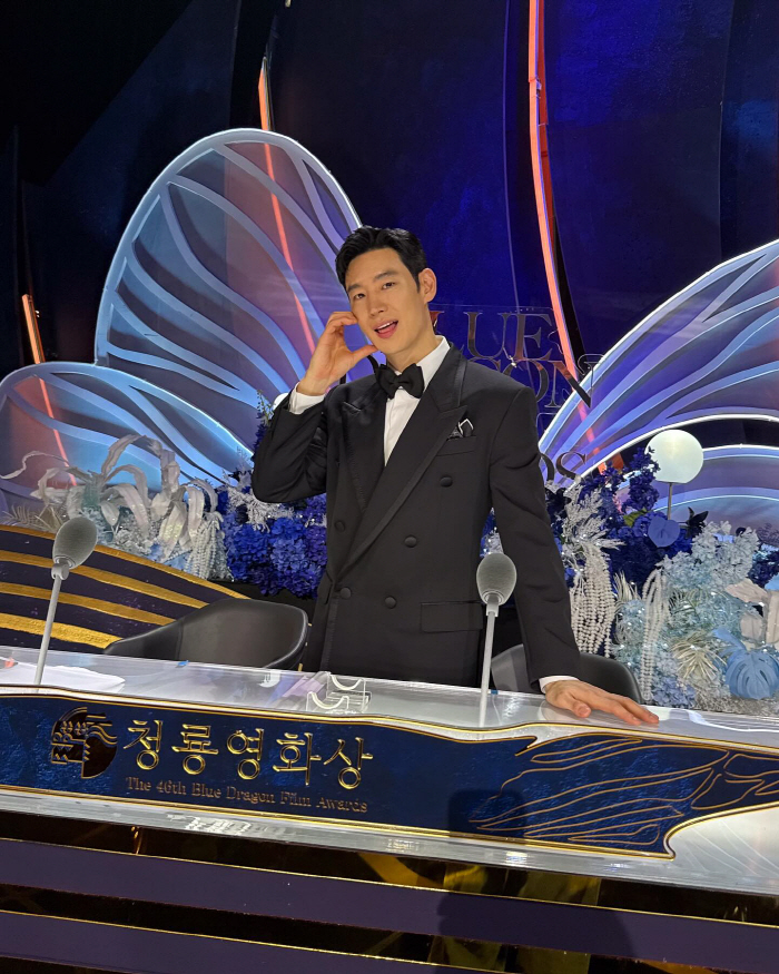 Lee Je-hoon Shares Heartfelt Thanks After Hosting 46th Blue Dragon Film Awards