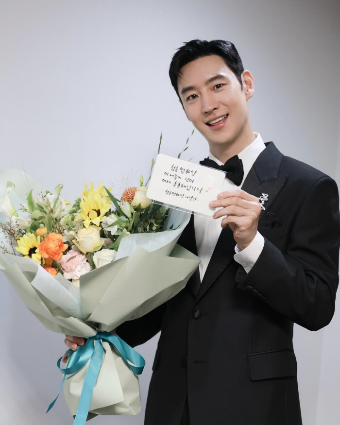 Lee Je-hoon Shares Heartfelt Thanks After Hosting 46th Blue Dragon Film Awards