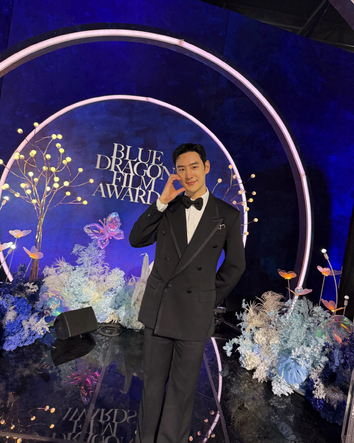 Lee Je-hoon Shares Heartfelt Thanks After Hosting 46th Blue Dragon Film Awards