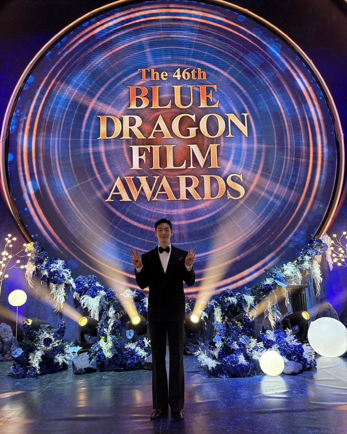 Lee Je-hoon Shares Heartfelt Thanks After Hosting 46th Blue Dragon Film Awards