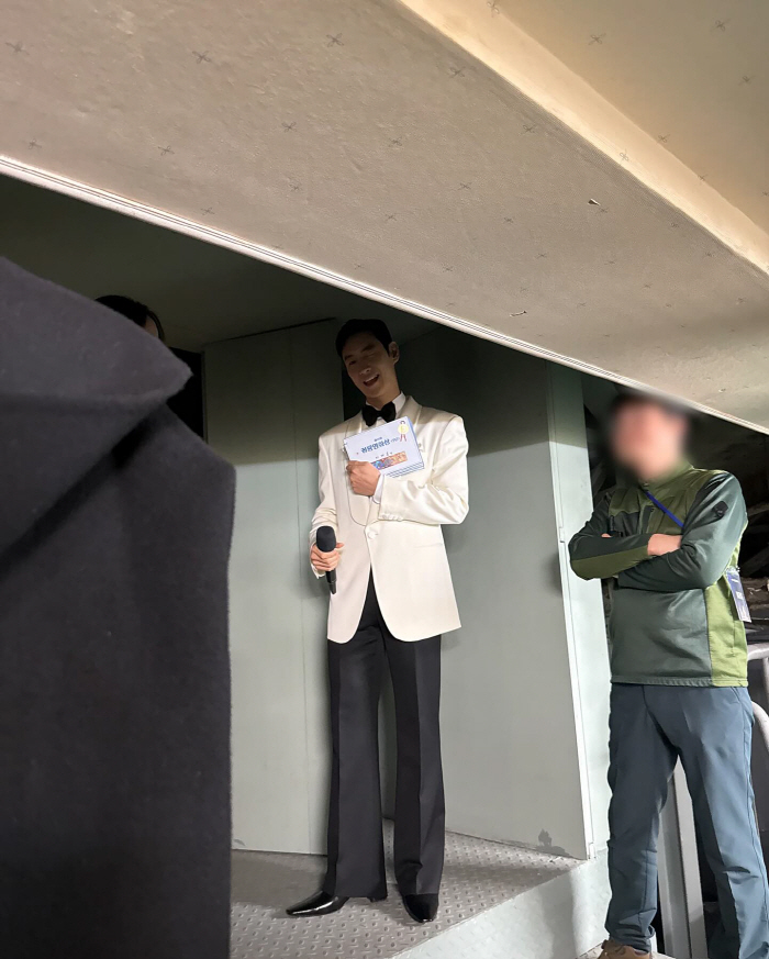 Lee Je-hoon Shares Heartfelt Thanks After Hosting 46th Blue Dragon Film Awards