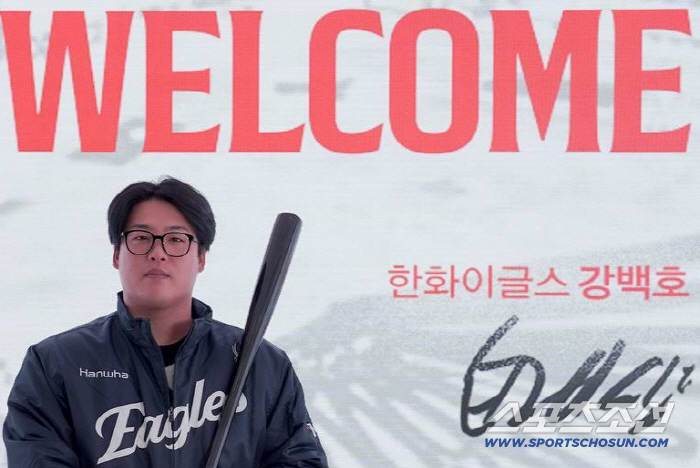 The story of general manager Son Hyuk, who caught Kang Baek-ho for two days and one night until he signed a 10 billion contract. The reason why I caught Kang Baekho on Monster Wall is