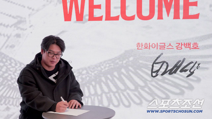 The story of general manager Son Hyuk, who caught Kang Baek-ho for two days and one night until he signed a 10 billion contract. The reason why I caught Kang Baekho on Monster Wall is