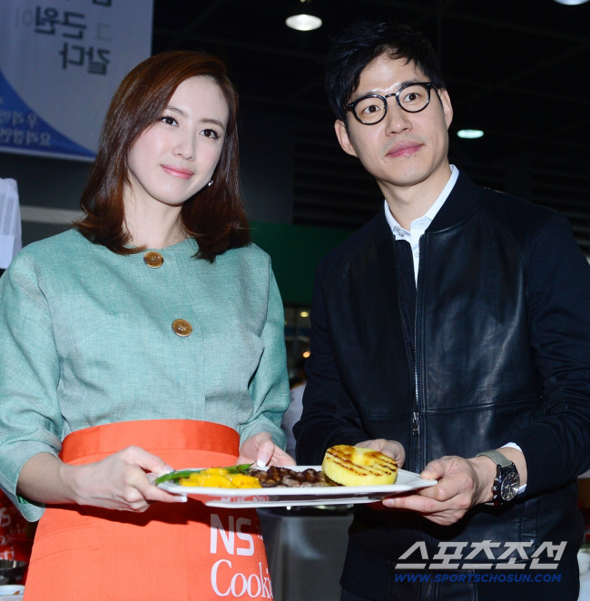 Yoo Jun-sang, you've been married for 23 years..11 years younger ♥ Hong Eun-hee speaks with utmost honorifics (Ok Moon-ah)