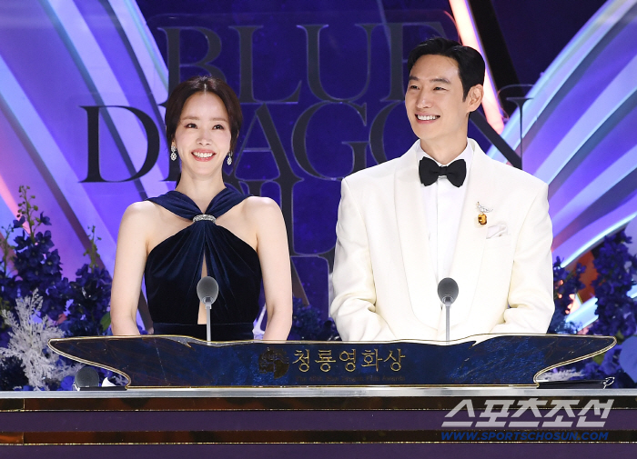 Han Ji-min Impresses With Refined Hosting at the 46th Blue Dragon Film Awards
