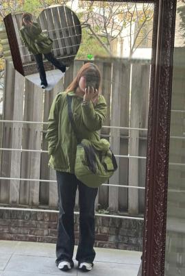 Her body shape has changed a lot after looking at her full-length selfies without correction