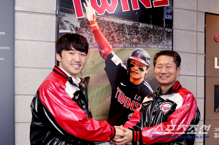 I can't believe there's such a romantic FA. Park Hae Min must be left I kept my promise. Re-signing KRW 6.5 Billion with LG