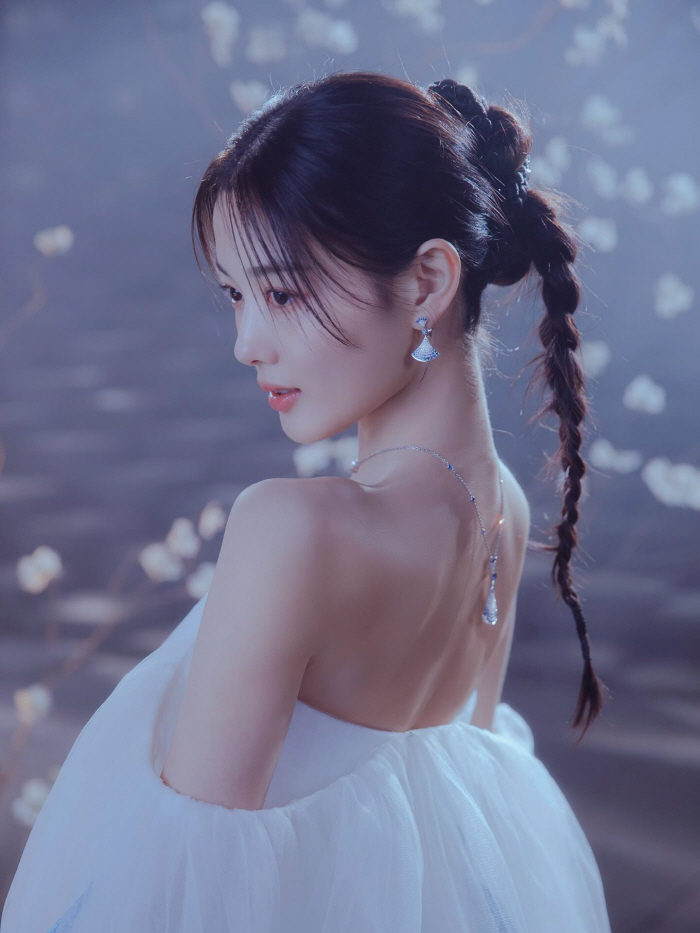 Kim Yoo-jung completes non-fungible white porcelain with 22 years of smoke explosion (Dear X)