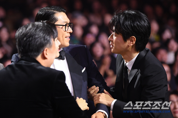 Park Jung-min’s Heartfelt Congratulations to Hyunbin Steal the Spotlight at Blue Dragon Awards