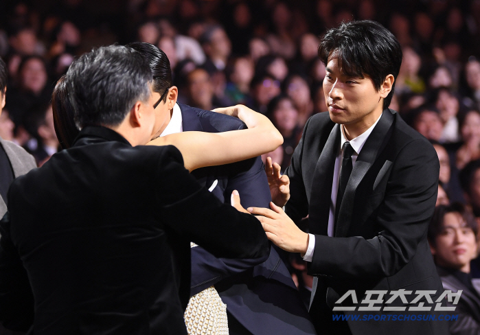 Park Jung-min’s Heartfelt Congratulations to Hyunbin Steal the Spotlight at Blue Dragon Awards