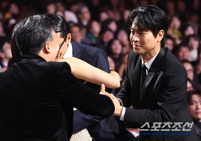 Park Jung-min’s Heartfelt Congratulations to Hyunbin Steal the Spotlight at Blue Dragon Awards