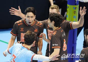  Cha Ji-hwan leading the attack