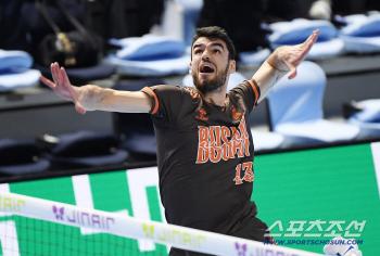  Dimitrov attacking Spike