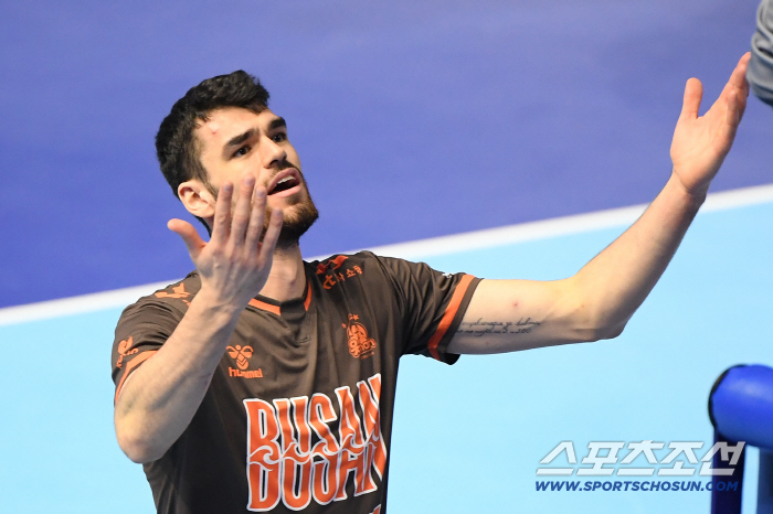  Dimitrov is disappointed with the referee's decision