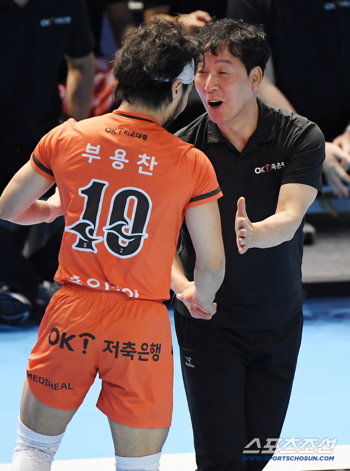  Director Shin Young-chul encourages Boo Yong-chan