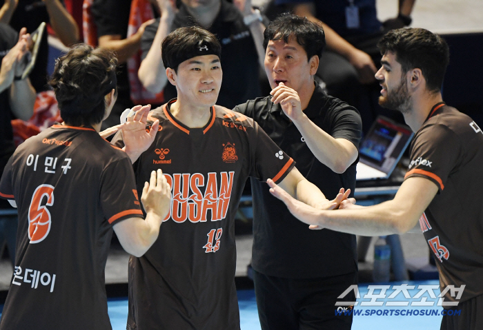  Director Shin Young-chul who is happy to score Jeon Kwang-in