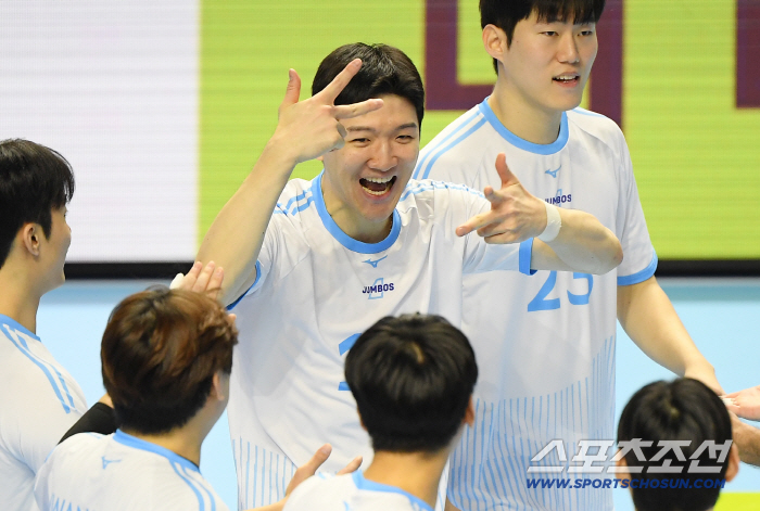  Jisuk, cheer for Triple Crown