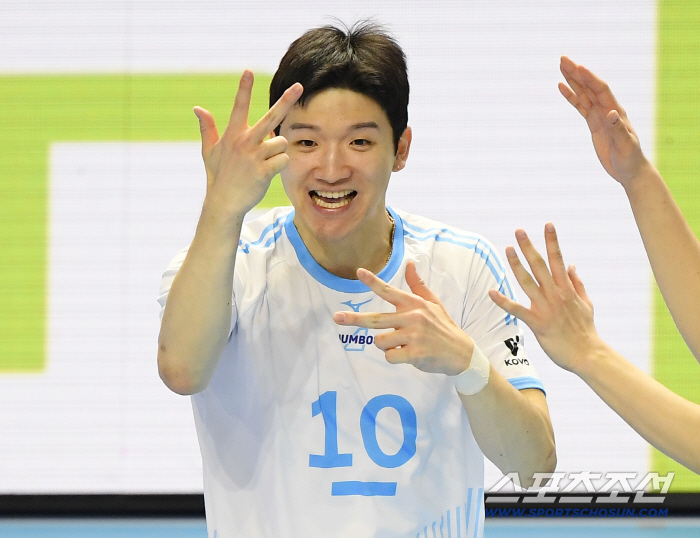  Jisuk, cheer for Triple Crown