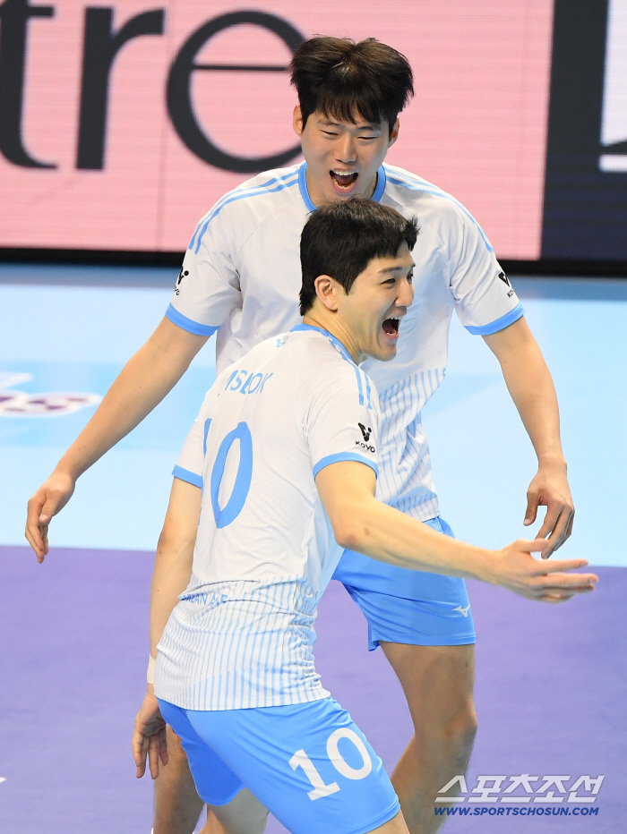  Jung Ji-seok and Kim Min-jae cheering together