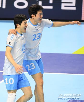  Jung Ji-seok and Kim Min-jae cheering together