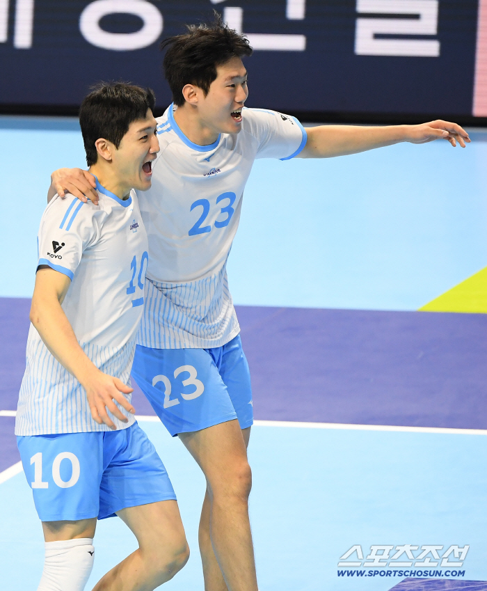  Jung Ji-seok and Kim Min-jae cheering together