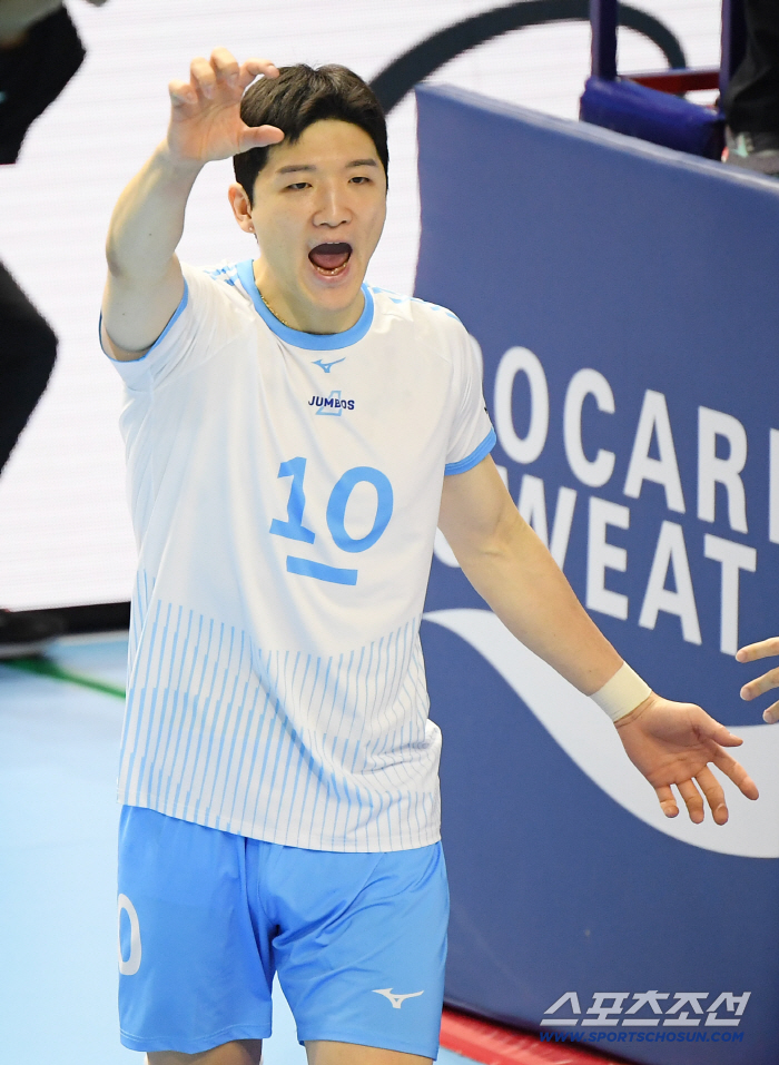  Jung Ji-seok is happy after scoring