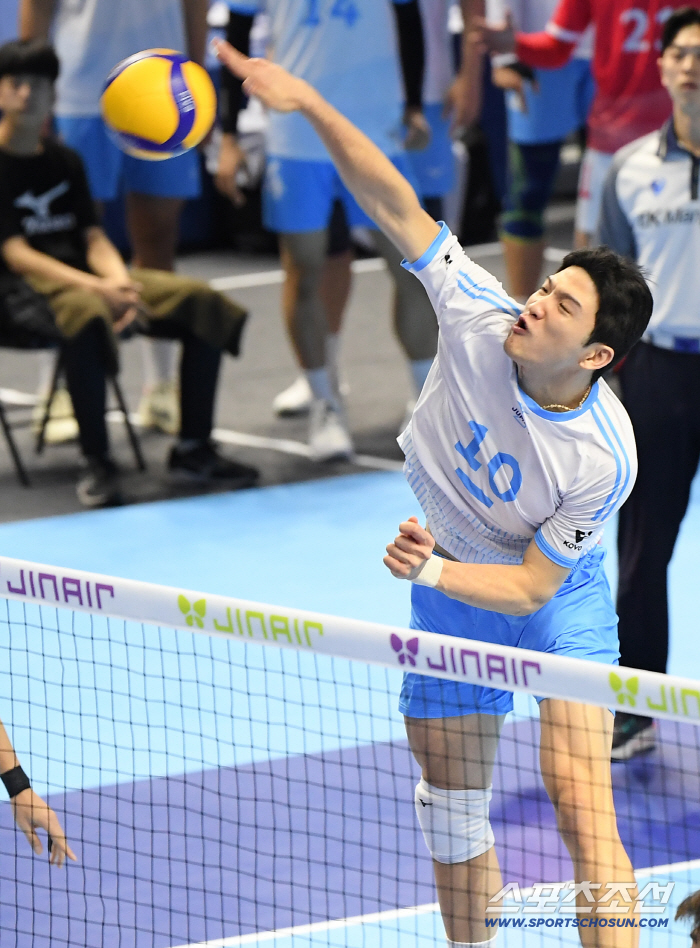  Jung Ji Seok's spike is going in