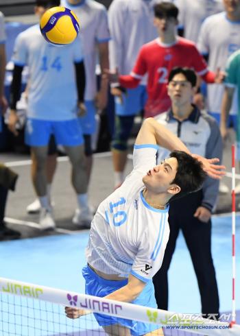  Jung Ji Seok's spike is going in