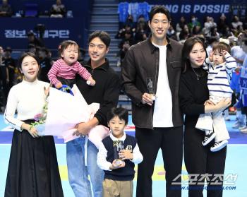  Jung Sung-min's retirement ceremony with his family