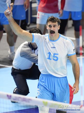  Russell cheers after scoring