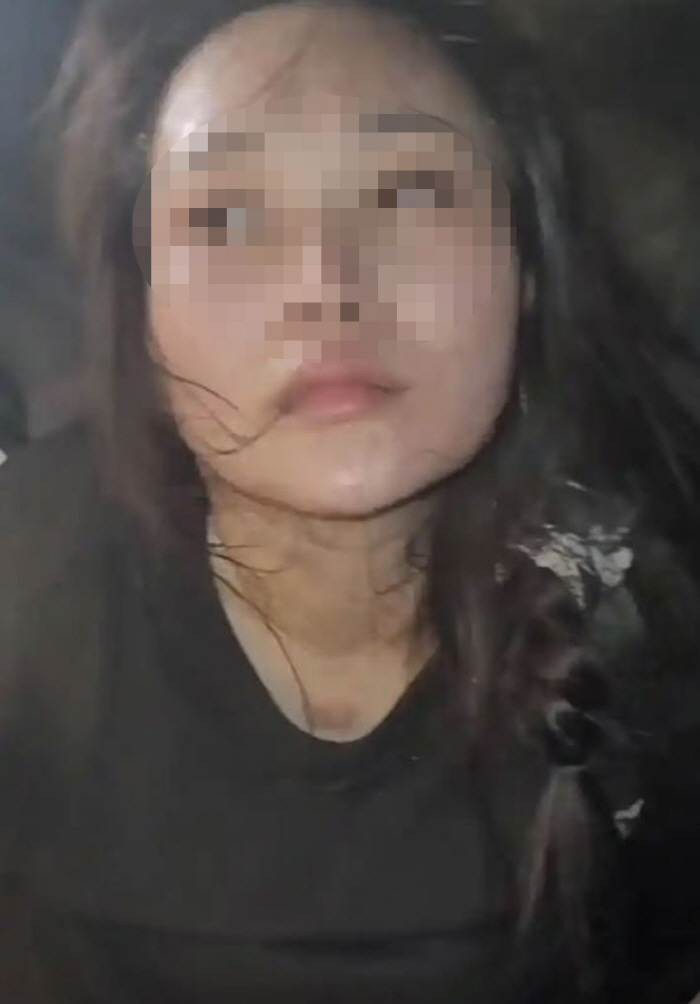 Six inmates escaped shooting in front of the courthouse...Who is the beautiful woman who handed over the pistol?