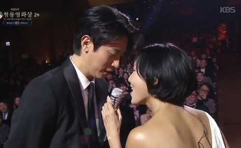 Hwasa Shows Gratitude to Park Jung-Min Following Celebratory Performance