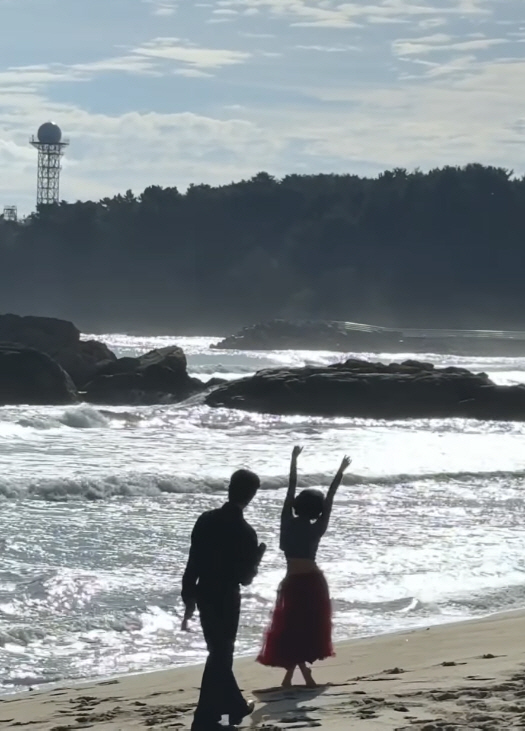 Hwasa Reflects on ‘Good Goodbye’ Success and Praises Park Jung-min for His Support