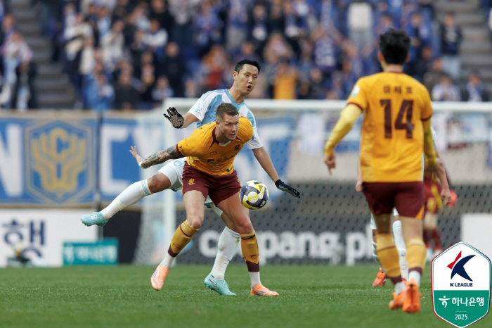 It's not over. The 9th place competition is the final round! Ulsan, Friedjohnson, Choi Kyung-rok Scores 2 points behind 10th-ranked Suwon by 0-2 loss to Gwangju 