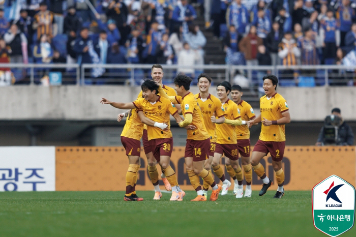 It's not over. The 9th place competition is the final round! Ulsan, Friedjohnson, Choi Kyung-rok Scores 2 points behind 10th-ranked Suwon by 0-2 loss to Gwangju 