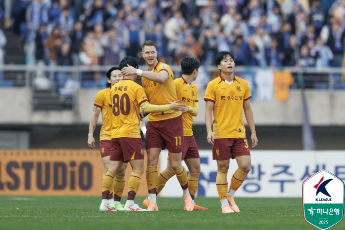 It's not over. The 9th place competition is the final round! Ulsan, Friedjohnson, Choi Kyung-rok Scores 2 points behind 10th-ranked Suwon by 0-2 loss to Gwangju 