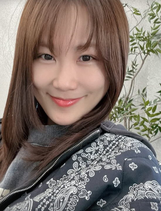 Kim Ji-min, 41, can't hide under-eye spots..Care with regenerative cream