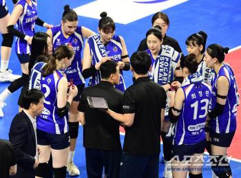  Coach Kim Ho-chul's frustrating performance today as well