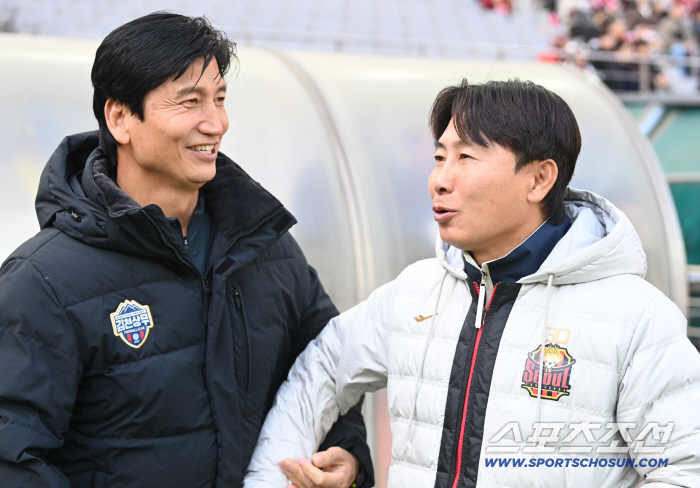  Director Jeong Jung-yong Kim Ki-dong meets warmly before the match