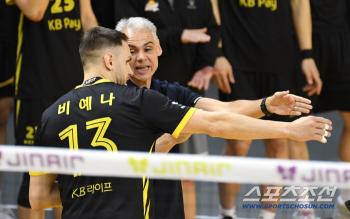  Director Leonardo Carvalho hits Villena with self-respect