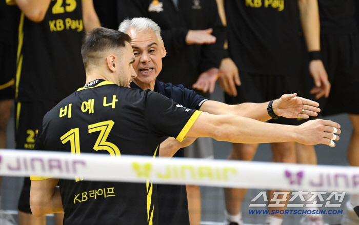  Director Leonardo Carvalho hits Villena with self-respect