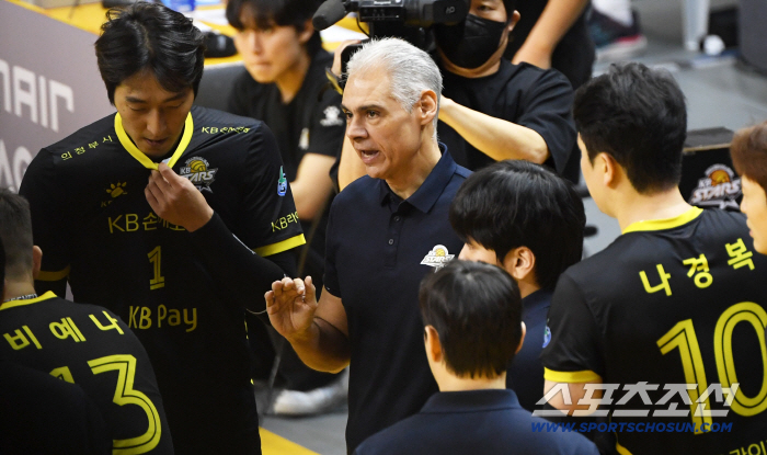  Director Leonardo Carvalho is all focused