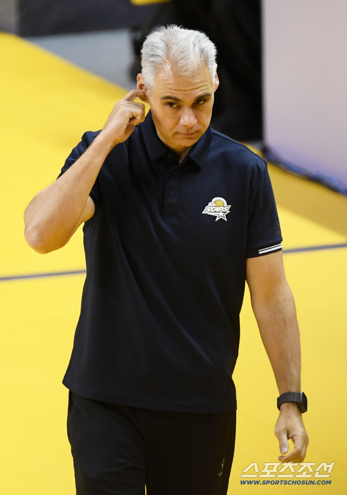  Director Leonardo Carvalho is immersed in his thoughts