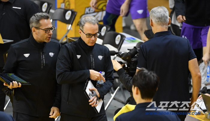  Director Mauricio Paes calmly