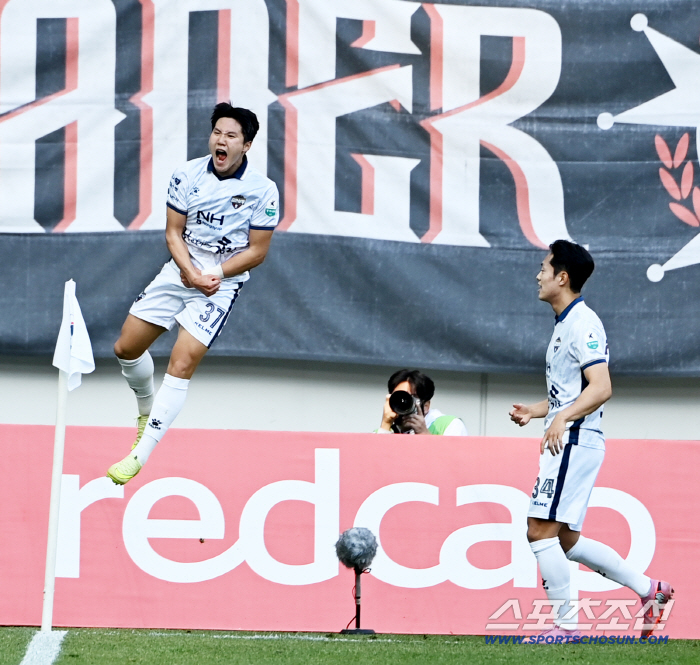  Gimcheon Kim Joo-chan scored the first goal and cheered