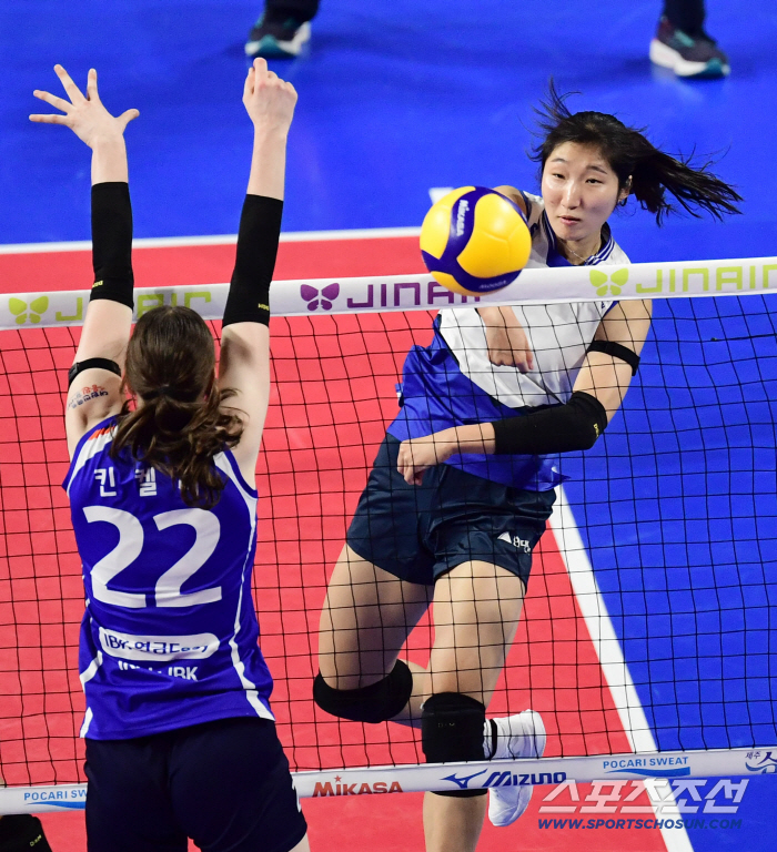  Jeong Jiyoon's powerful spike