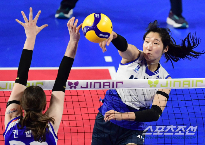  Jeong Jiyoon's powerful spike to block