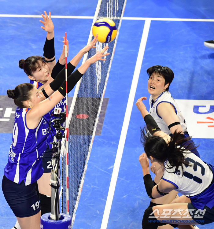  Jung Jiyoon, in front of blocking, Kang Spike